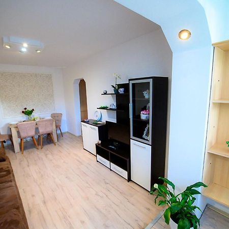 Alice Apartment Arad Buitenkant foto