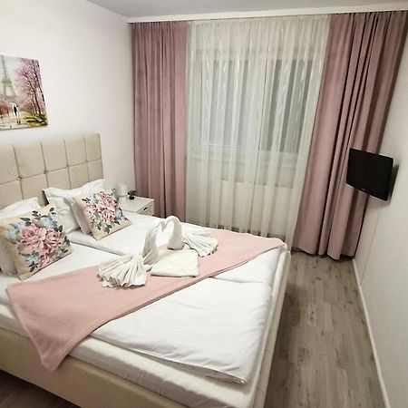 Alice Apartment Arad Buitenkant foto